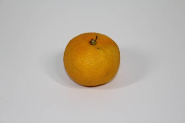 Sarımsı olgun taze meyve mandalinası