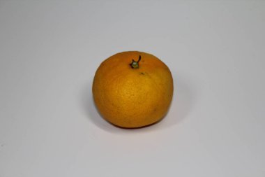 Sarımsı olgun taze meyve mandalinası