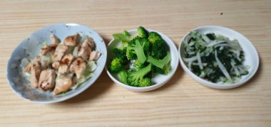 Yan yemekler yemeğin tadını çıkarmana yardımcı olur.