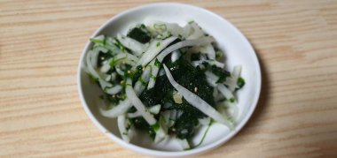 Yan yemekler yemeğin tadını çıkarmana yardımcı olur.