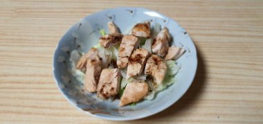 Yan yemekler yemeğin tadını çıkarmana yardımcı olur.