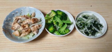 Yan yemekler yemeğin tadını çıkarmana yardımcı olur.