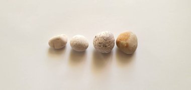 çeşitli şekillerde pürüzsüz çakıl