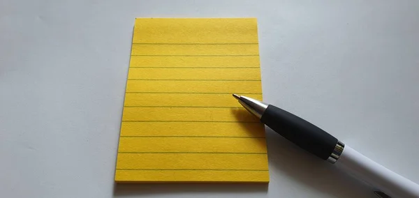 Κίτρινο Χαρτί Σημειώσεων Και Στυλό Διαρκείας — Φωτογραφία Αρχείου