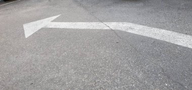 Yolda çizilen yön oku