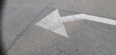 Yolda çizilen yön oku