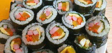 Lezzetli geleneksel Kore yemeği Gimbap.