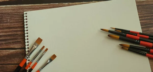 絵を描くための筆と紙 — ストック写真