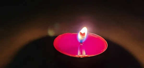 Luz Uma Vela Brilhando Escuro — Fotografia de Stock