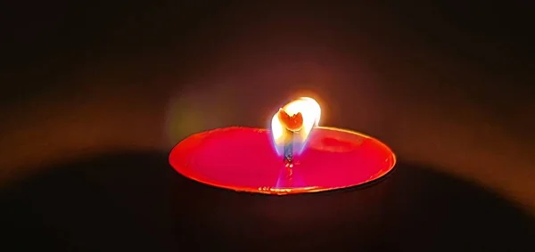 Luz Uma Vela Brilhando Escuro — Fotografia de Stock