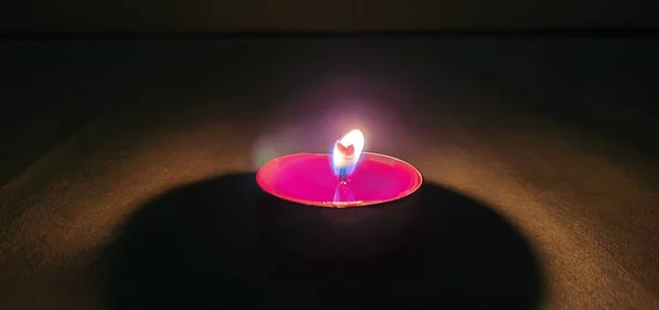 Світло Свічки Сяє Темряві — стокове фото