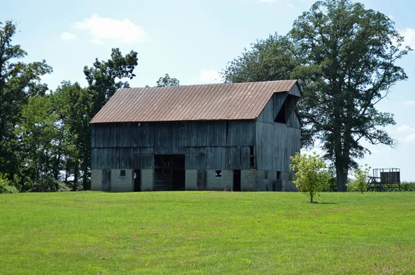 Ancienne grange abandonnée dans le pays — Photo