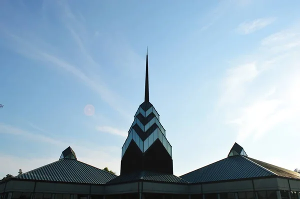Bir Hazy gökyüzü arka plan Ile Steeple