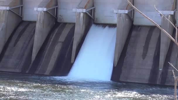 댐을 통해 흐르는 물 — 비디오