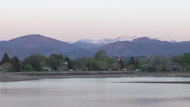 Схід сонця над гірським озером — стокове відео