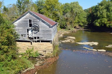 Şelale tarafından eski tahıl Mill