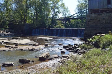 Nehir kenarında eski tahıl fabrikası