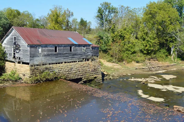 Şelale tarafından eski tahıl Mill — Stok fotoğraf