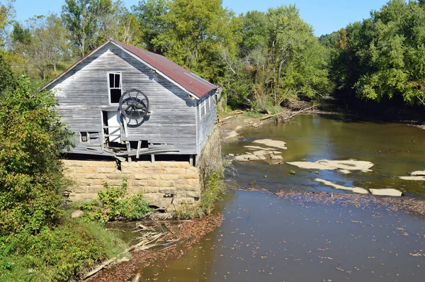 L'ancien moulin à grain près de la cascade — Photo