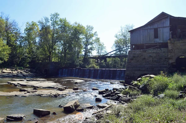 L'ancien moulin à grain près de la cascade — Photo