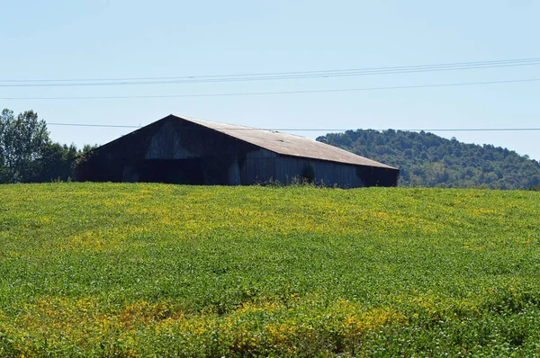 Paysage rural d'une ancienne grange — Photo