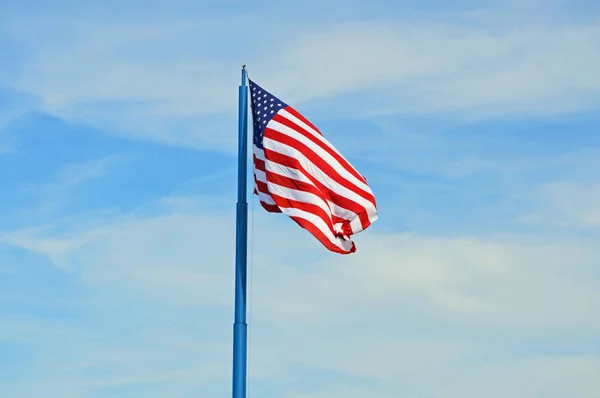 Rüzgarda dalgalanan Amerikan bayrağı