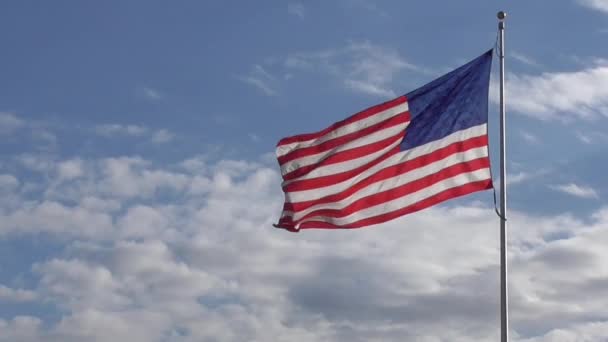 Videó az amerikai zászló a szélben hullámzó — Stock videók