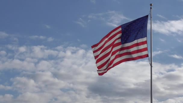 Vídeo en cámara lenta de la bandera estadounidense ondeando en el viento — Vídeo de stock