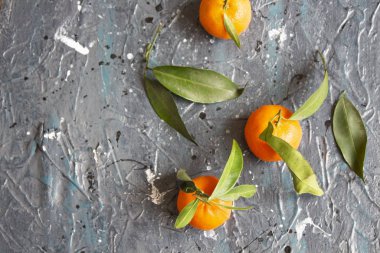 Mandarin. Eski ahşap arka planda yaprakları olan mandalinalar..