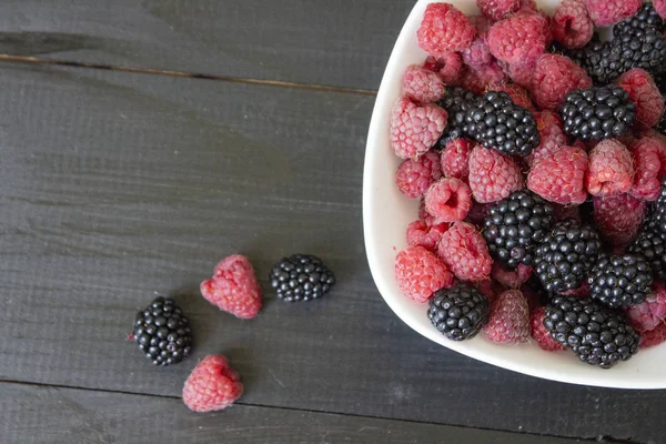 Taze meyve ve böğürtlenlerin geçmişi. Olgun böğürtlen ve...