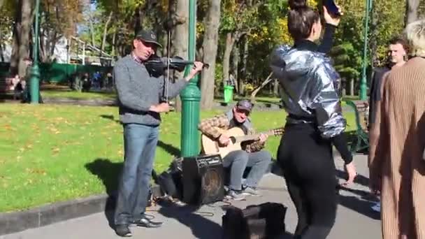 Rapariga Scooter Tipo Pernas Uma Tábua Heroína Outono Ensolarado Dia — Vídeo de Stock