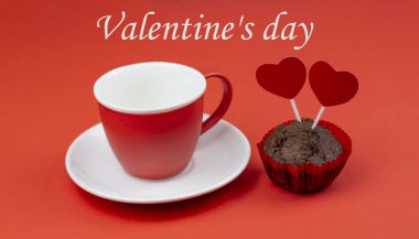 Sevgililer Günü konsepti. Kırmızı kupa ve kekle