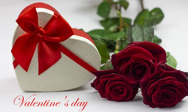 Concept de Saint Valentin Saint Valentin. Cadeau coeur sur un blanc b — Photo