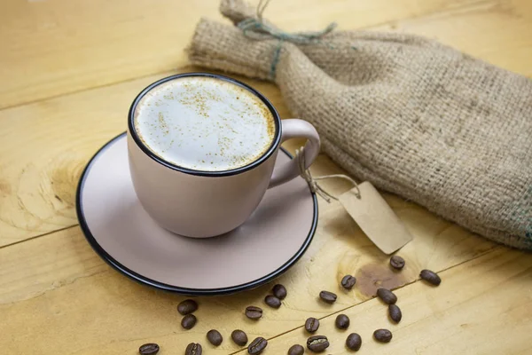 Sıcak kahve fincanı. Ahşap masa arkasında koyu bir kahve. Taze kahve. Latte kahve. Sabah kahvesi. Kapuçino kahvesi. Mocha kahvesi. Sıcak taze kahve. Espresso kahvesi. Masada kahve var. Sade kahve. Klasik kahve. Kahve sanatı. kopyalama alanı