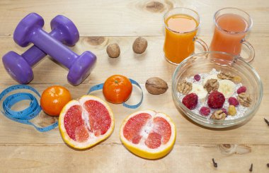 Dambıllar, santimetre, portakal ve greyfurt. Forma girmeye hazır. Böğürtlenli lapa Sağlıklı bir yaşam tarzı. kopyalama alanı