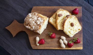 Çikolata kurabiye ahşap masa üzerinde. Çikolatalı kurabiye vurdu. Çikolata kurabiye, çikolatalı damla kurabiye, yulaf ezmesi kurabiye yığınları. Süt ile çeşitli cookies.cookies. rustik gıda