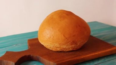 Masaya ekmek koy. Fırıncı. fırın ürünleri.