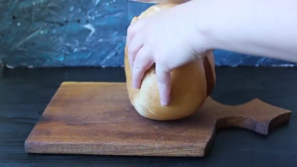 Leg Brood Tafel Baker Bakkerijproducten Brood Snijden — Stockvideo