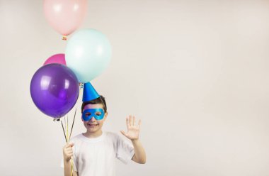 Şenlik balonları. İyi ki doğdun. Renkli balonlarla dolu bir doğum günü. Neşeli çocuklar. Doğum günü posterini kutla. Pankart. Şapkalı ve gözlüklü çocuk. Metin için yer