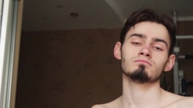 Genç Bir Adam Pencereyi Açar