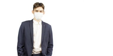 Coronavirus. Corona virüsü. COVID-19. Grip maskeli adam. Maske takmak için yapılan çağrı. Cerrahi maske. Koruyucu maske. Karantinaya alın. Virüsü durdur. Pankart. Metin için yer