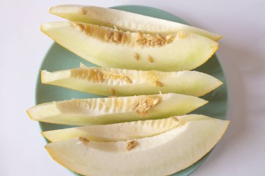 Kavun. Yaz meyveleri. Parçalanmış bir tabakta kavun. Yukarıdan bak. kopyalama alanı