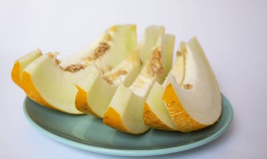 Kavun. Yaz meyveleri. Parçalanmış bir tabakta kavun. kopyalama alanı