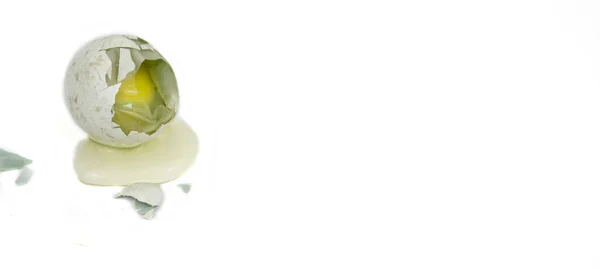 Yumurta Bıldırcın Yumurtası Kırık Yumurta Beyaz Bir Arka Planda Kopyalama — Stok fotoğraf