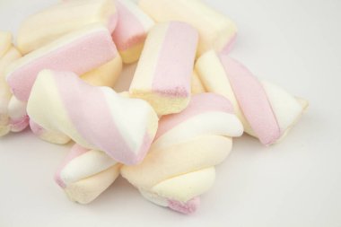 Marshmallow çok renkli. Yeşil bir fonda açık arkaplanda kremalı şekerlemeler. Beyaz arka planda renkli kremalar. Bir sürü tatlı marşmelov. Pankart. kopyalama alanı