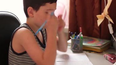 Çocuk çevrimiçi eğitim. Evde eğitim. Karantinaya alındı. Online eğitim. Bilgisayar dersleri. Maskeli ayı. Koronavirüs. kopyalama alanı