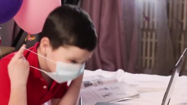 Maskeli adam evde kalsın. Covid-19. Evde kal. Hayat kurtarın. Kendini soyutlama. Evde gebe kal. Karantina