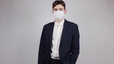 Adam - evde kal. Covid-19. Evde kal. Kendini soyutlama. Karantina