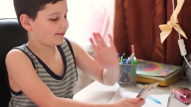 Αγόρι Online Εκπαίδευση Εκπαίδευση Στο Σπίτι Καραντίνα Online Εκπαίδευση Μαθήματα — Αρχείο Βίντεο
