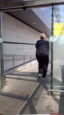 04 / 09 / 2020. Ukrayna. Harkiv. Mağaza. İnsanlar maskeli dükkana gidiyor. maske modu. Koronovirüs, karantina. Maskeli insanlar